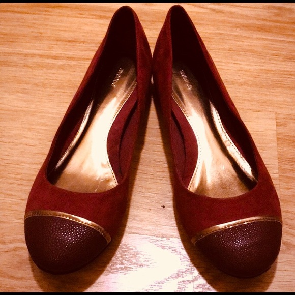Avenue Burgundy Suede Flats; Size: 9W - Picture 1 of 3